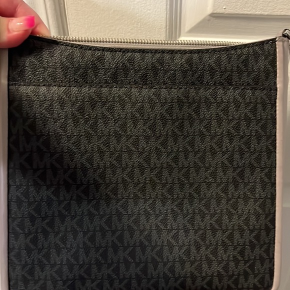 NWOT MICHAEL KORS PURSE !!! 🔥🔥🔥🔥🔥 - Picture 7 of 8